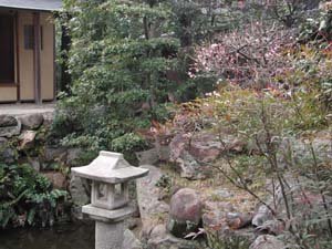 池の向こうには築山が築かれている。