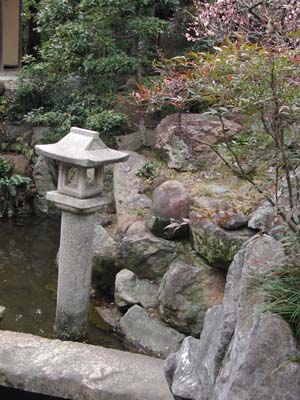 池にある石橋を渡り、「清泉堂」へ向う洞窟に入る